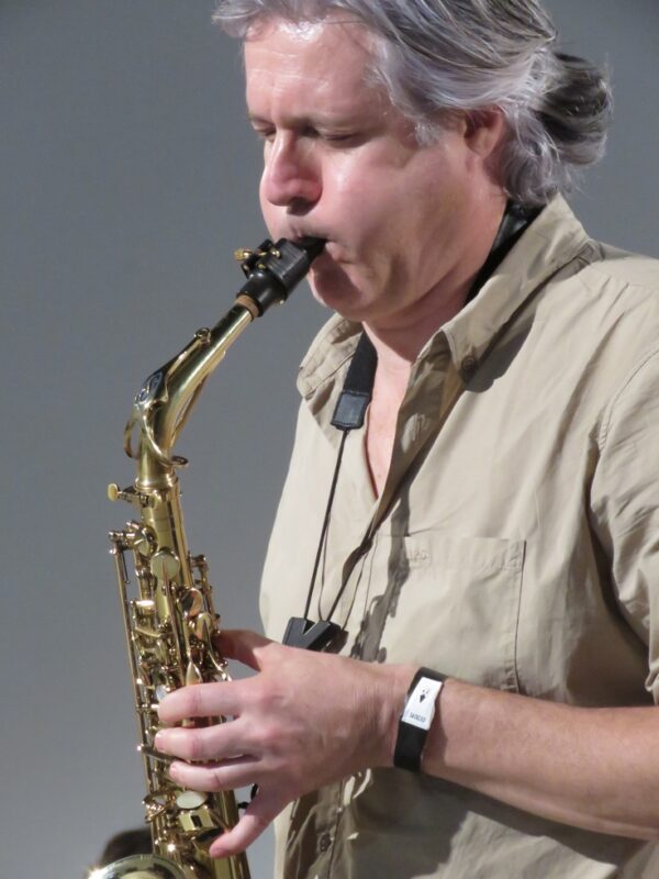 vidéo d'élève} Corentin nous présente son instrument : Le saxophone !